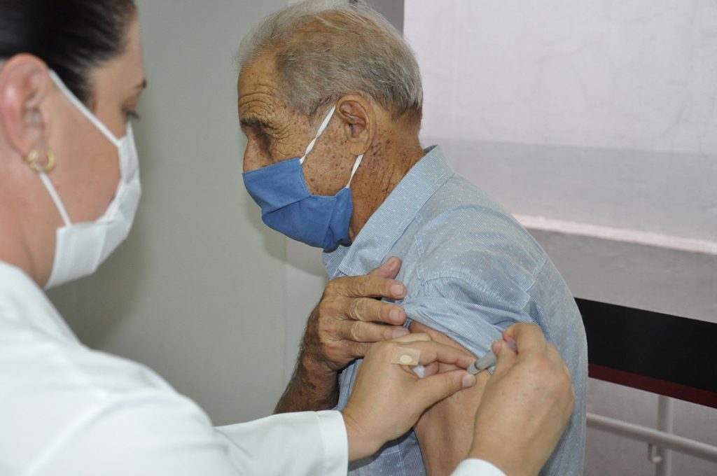 FLÓRIDA: Município inicia vacinação de idosos entre 80 e 84 anos contra Covid-19