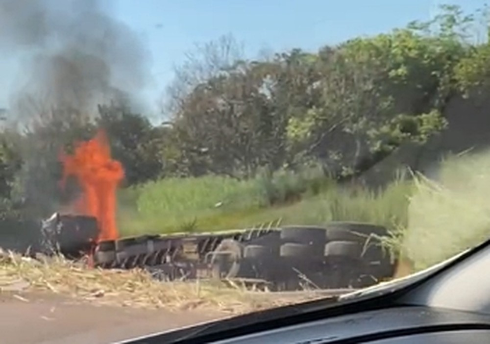 Mulher morre em acidente entre carro e caminhão