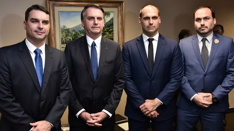 Major Olímpio: filhos de Bolsonaro lamentam morte, presidente não comenta