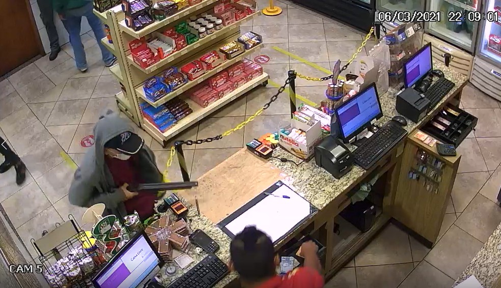 Polícia Civil apreende adolescente de 13 anos acusado de participar em assalto a posto de combustíveis