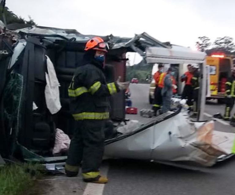 Van de prefeitura que seguia para SP se envolve em acidente e quatro pessoas ficam feridas