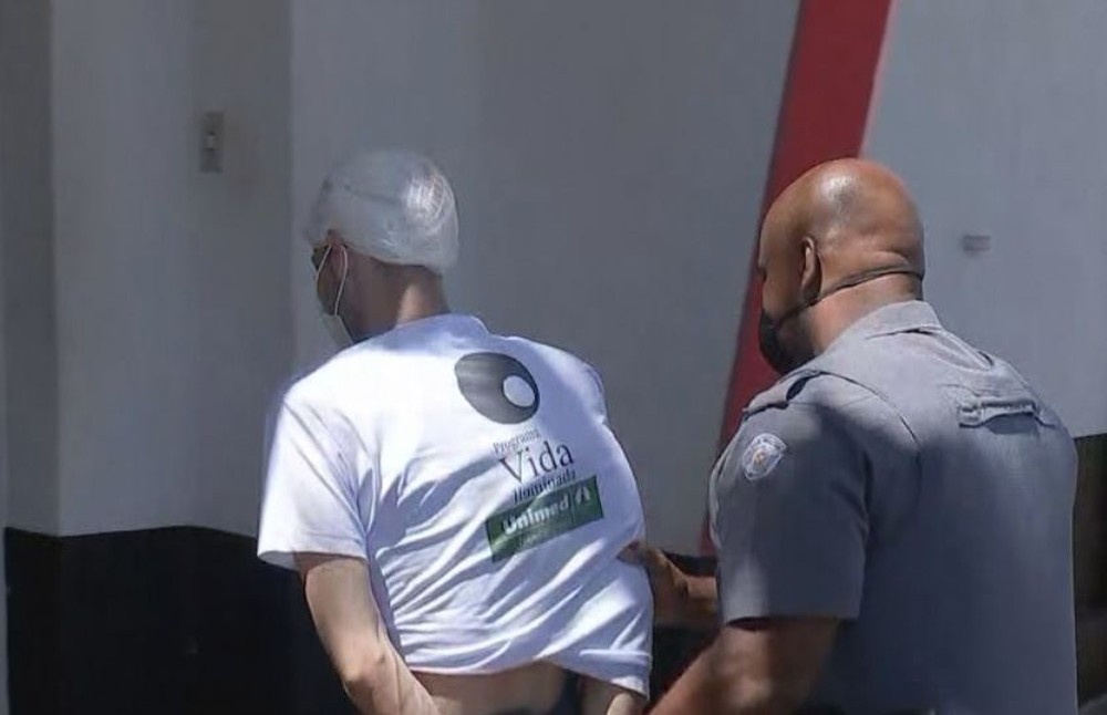 Suspeito de matar dois a facadas em tentativa de roubo diz à polícia que cometeu crime por ‘drogas, pinga e mulher’