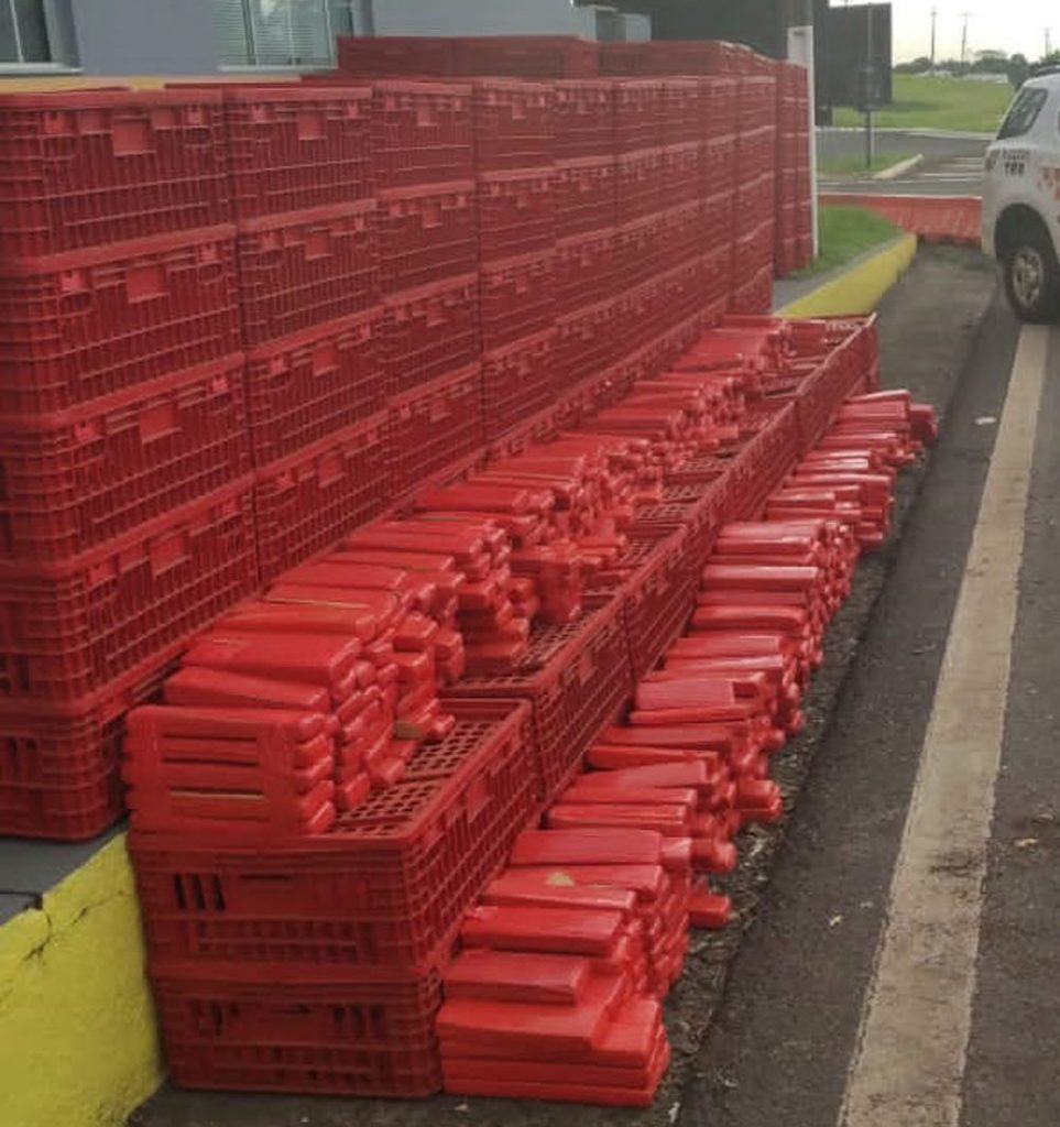 Polícia Rodoviária apreende grande carga de maconha escondida em meio a caixas de plástico em caminhão