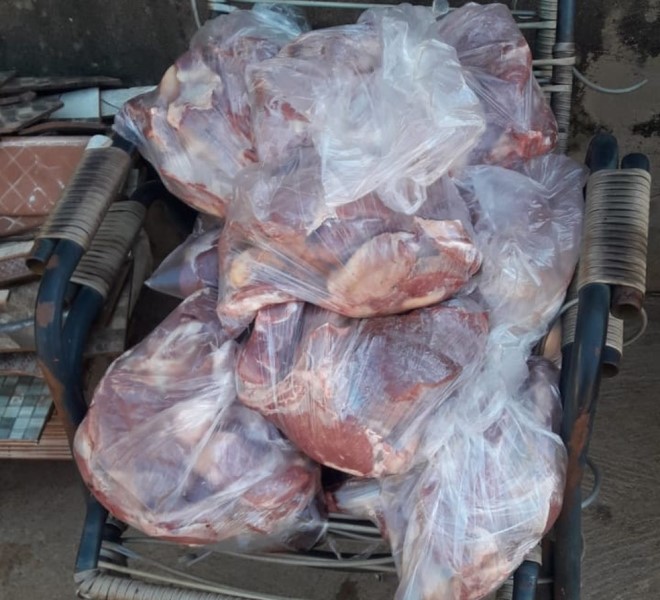 Operação policial apreende mais de 130 quilos de carnes bovina e suína preparadas em quintal de residência