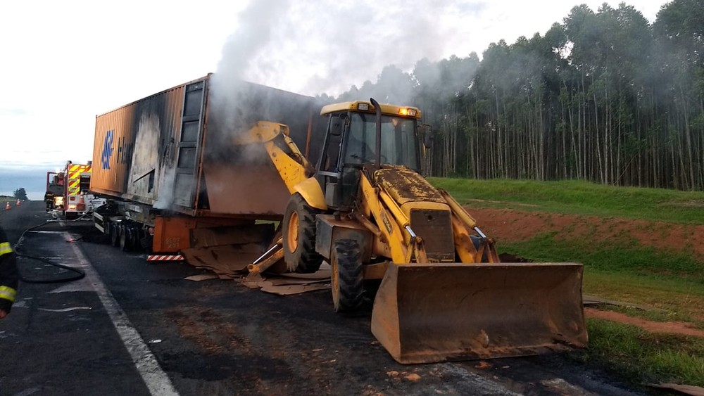 Carreta com contêineres pega fogo e mobiliza bombeiros