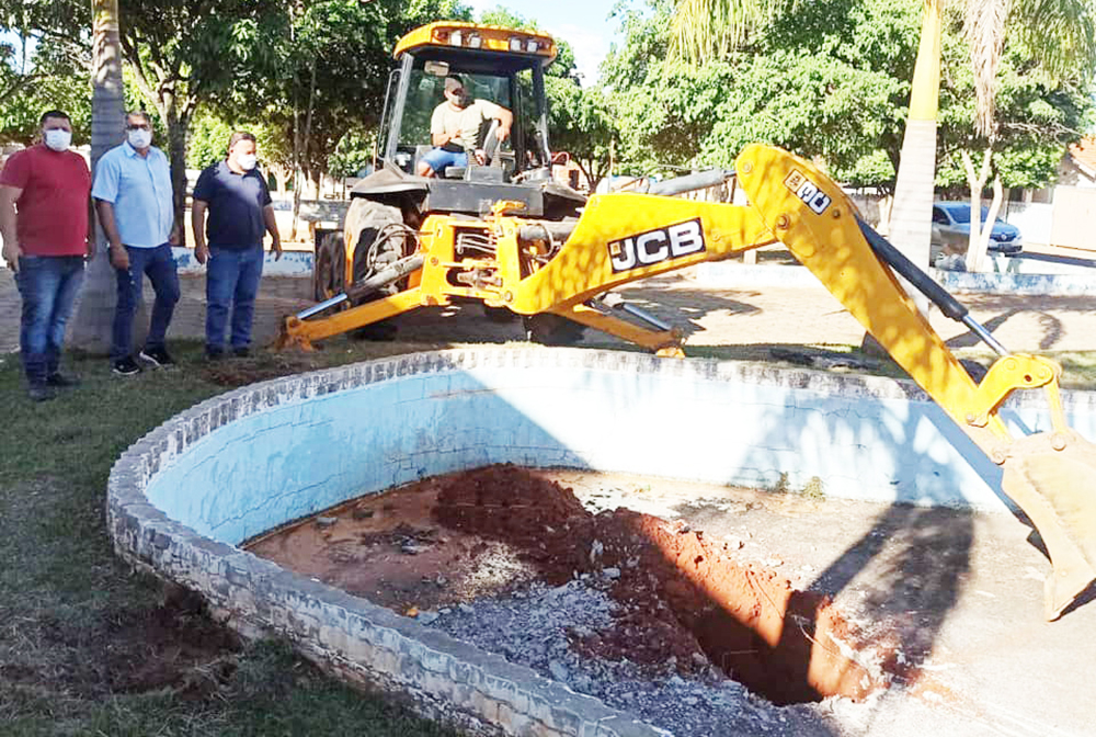 FLORA RICA: Prefeitura inicia obra de reforma da fonte da praça da matriz
