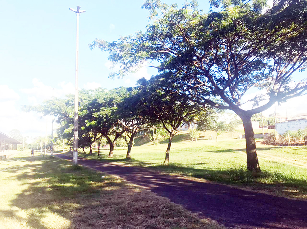 LUCÉLIA: Vereadora reivindica manutenção e troca de lâmpadas na pista de caminhada na antiga Fepasa