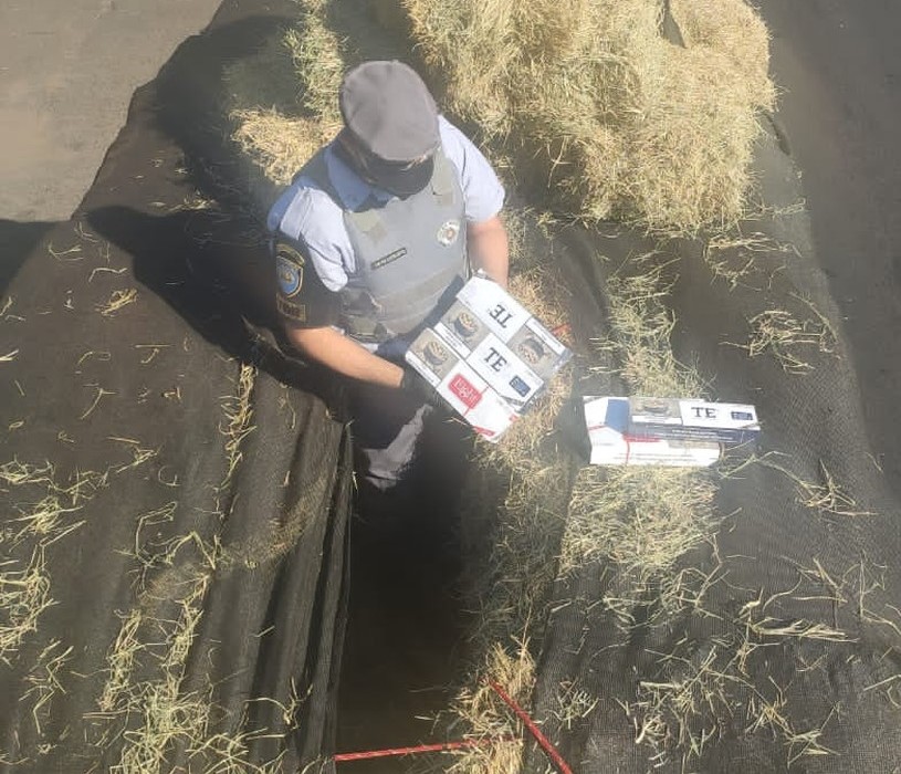 Fiscalização apreende cigarros contrabandeados do Paraguai que estavam escondidos embaixo de caga de feno em caminhão