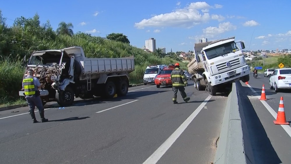 Caminhão “sobe” em muro divisor de pistas em acidente na SP-294