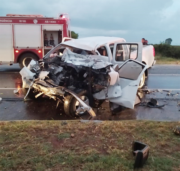 Um morto e outro gravemente ferido em acidente entre camionete e caminhão na SP-294