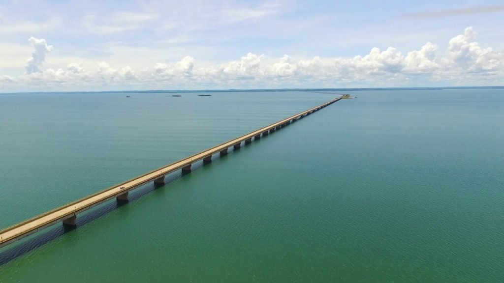 Avião de pequeno porte faz pouso de emergência no Rio Paraná