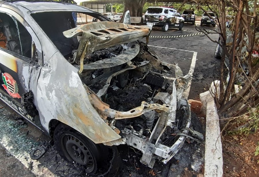 Suspeito de envolvimento em incêndio de viaturas policiais estacionadas em delegacia é preso