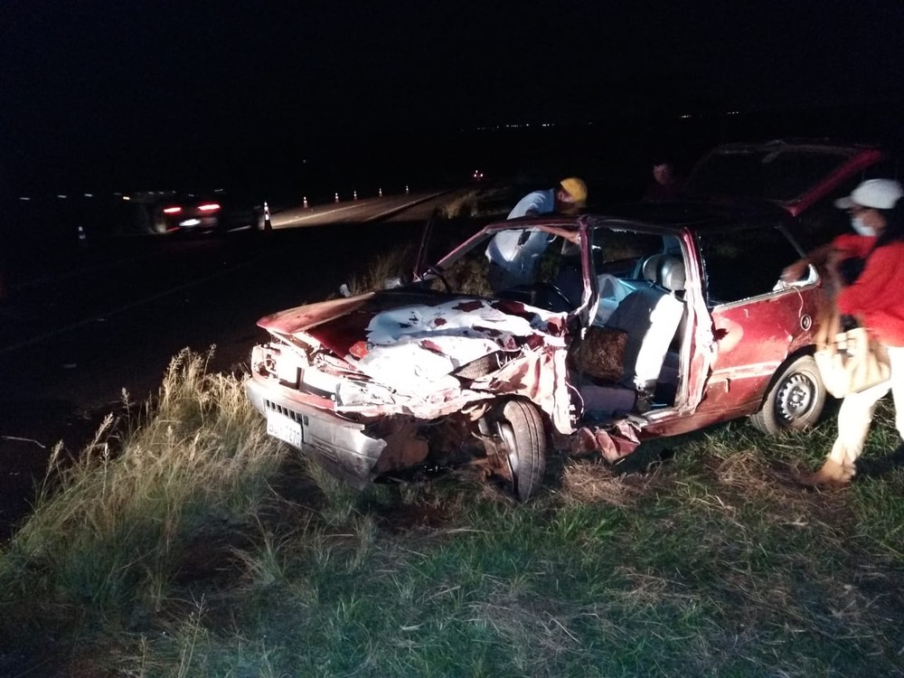 Acidente entre carro e caminhonete deixa casal ferido