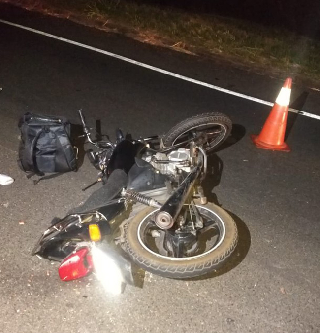 Motociclista morre após colidir em traseira de caminhão e ser atropelada por outro veículo