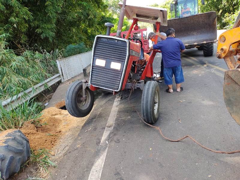 Caminhão perde controle, atinge trator e vai parar em pasto