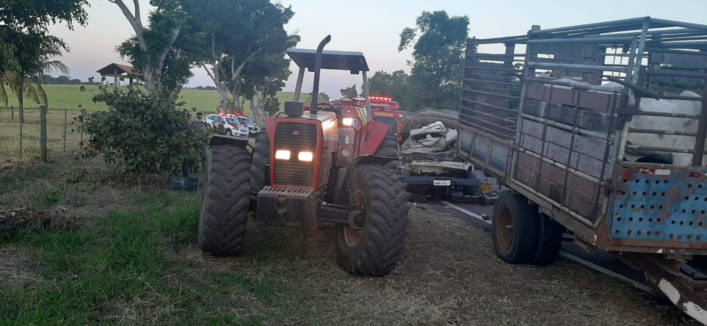 Acidente entre caminhonete e trator mata uma pessoa