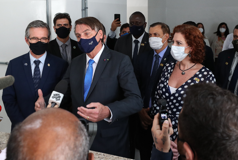 Após ataque a jornalistas, ABI pede renúncia de Bolsonaro: “Descontrolado”