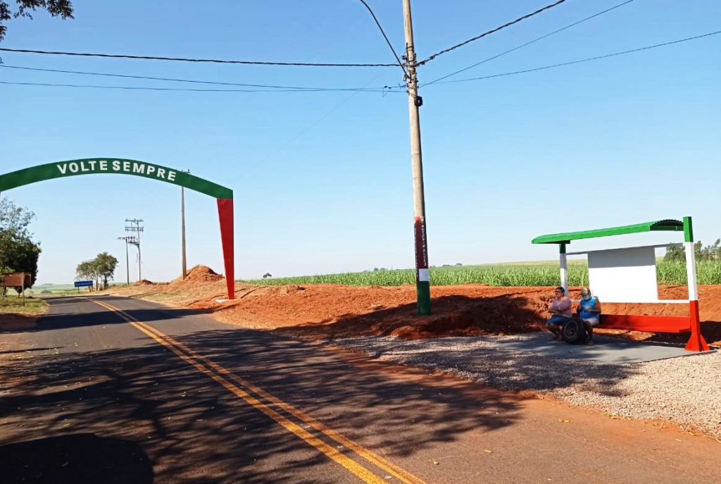 FLÓRIDA: Prefeitura implanta ponto de ônibus na entrada do Distrito do Indaiá