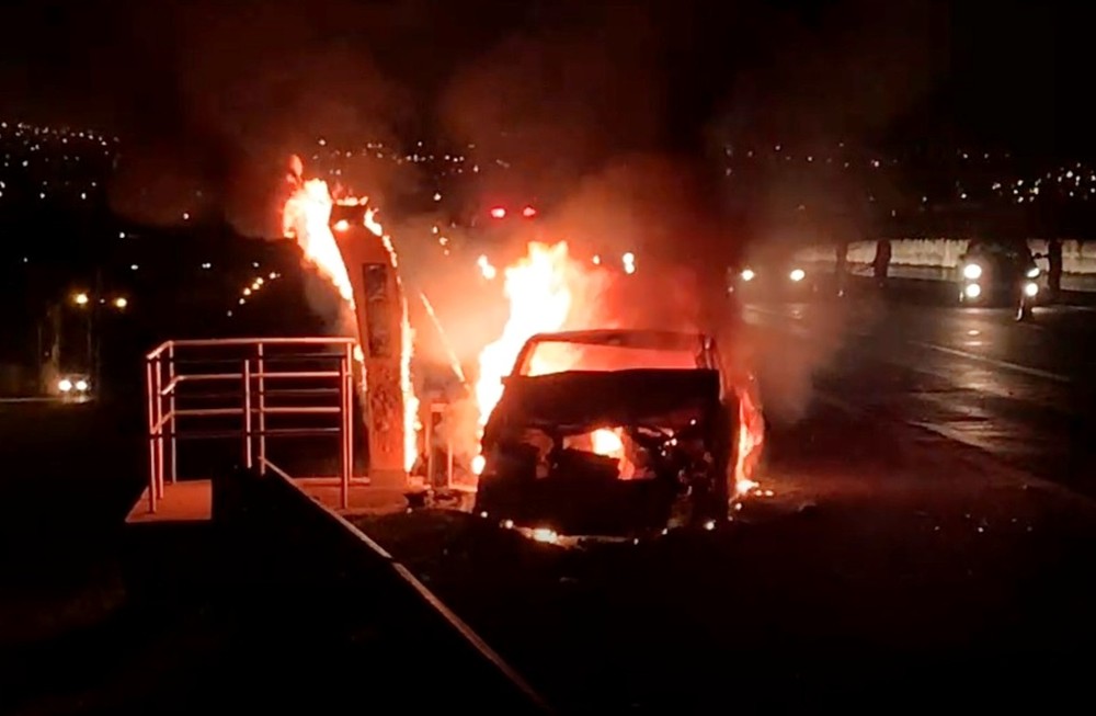 Carro pega fogo após atingir traseira de outro veículo