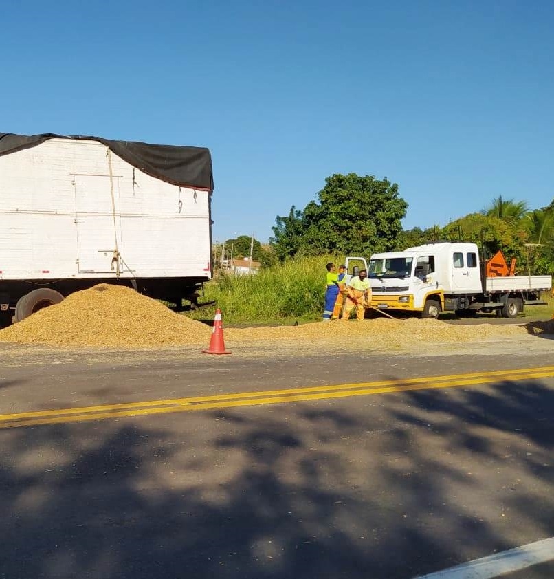 Caminhão derrama parte da carga de amendoim na SP-294