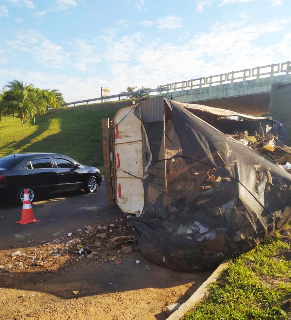 Caminhão basculante tomba em trevo da SP-294