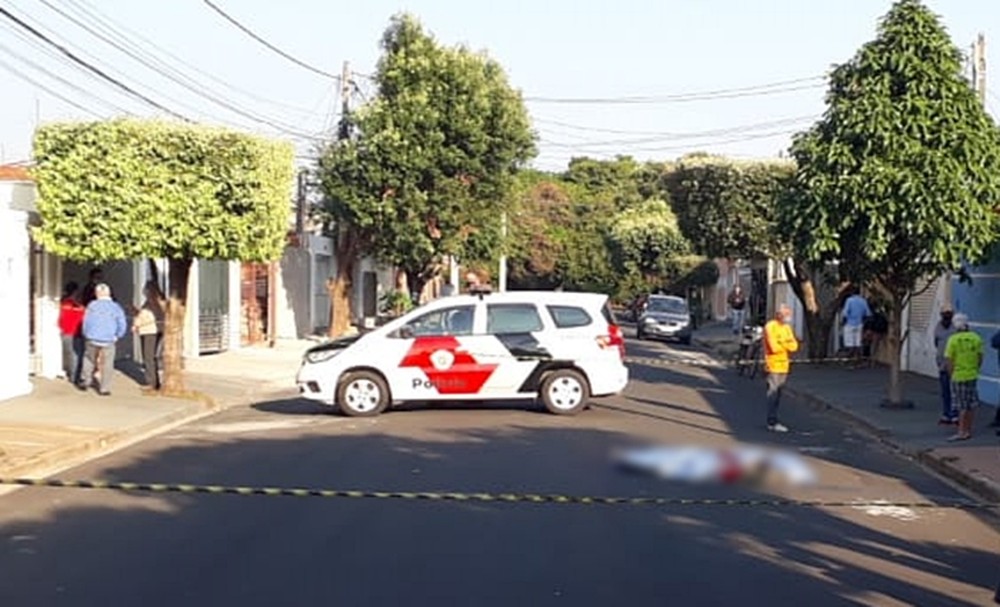 Homem é morto com seis tiros no meio da rua