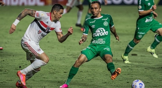 São Paulo tem expulso, leva empate da Chapecoense e continua mal