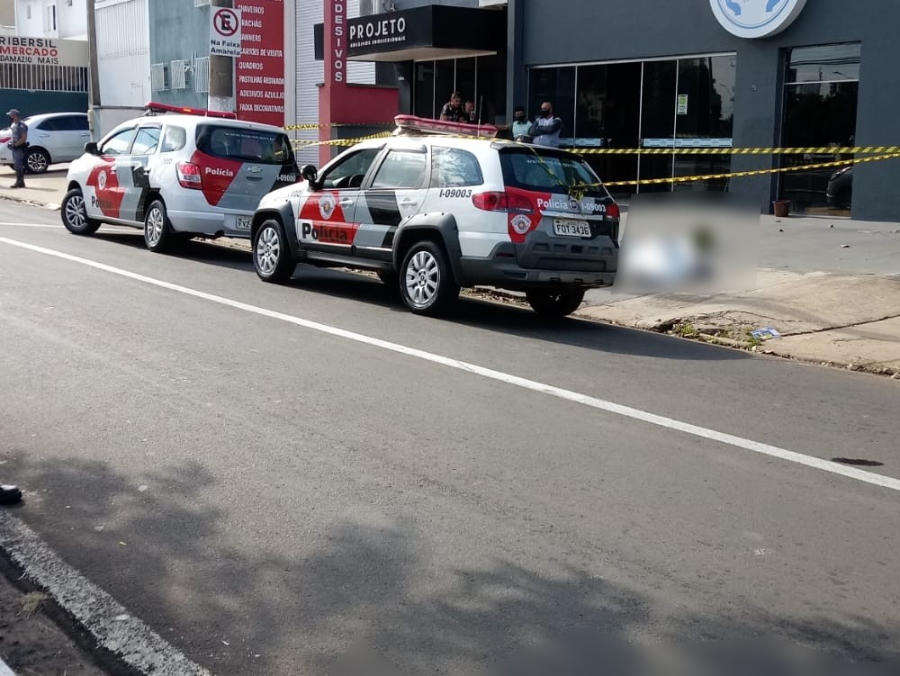 Homem esfaqueia proprietário de oficina e acaba morto por PM que estava de folga