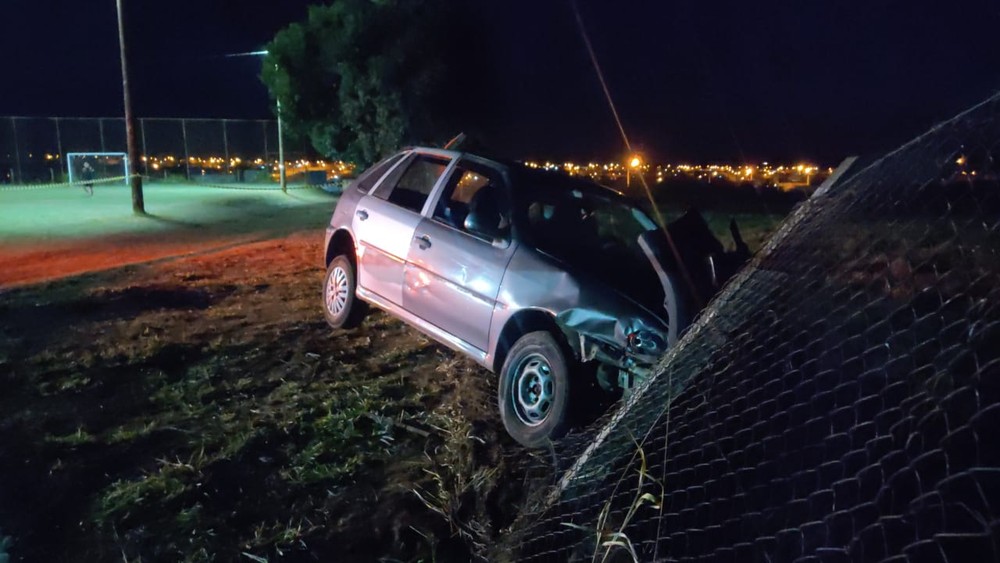 Carro desgovernado atropela e mata bebê em chácara; pai ficou ferido
