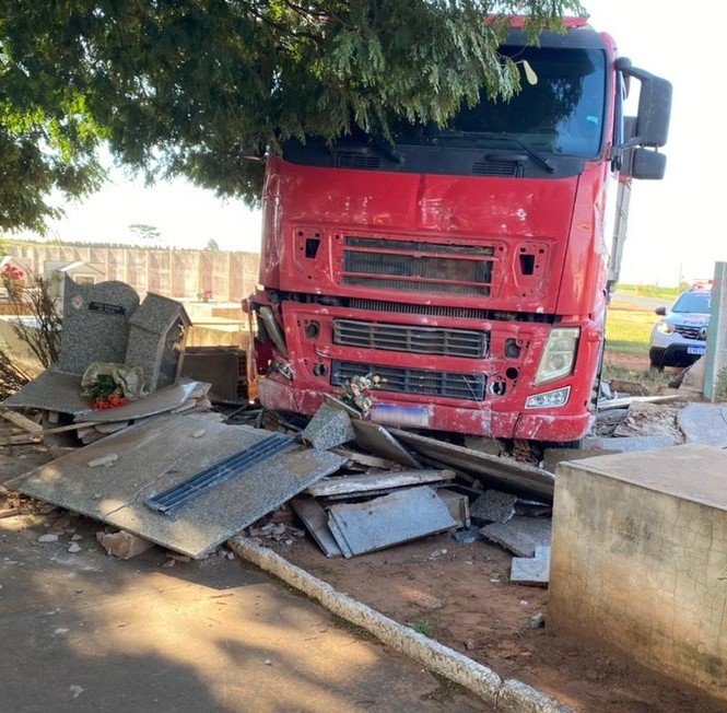 Caminhão invade cemitério e danifica túmulos