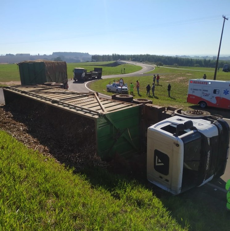 Carreta carregada da cana-de-açúcar tomba e bloqueia pista