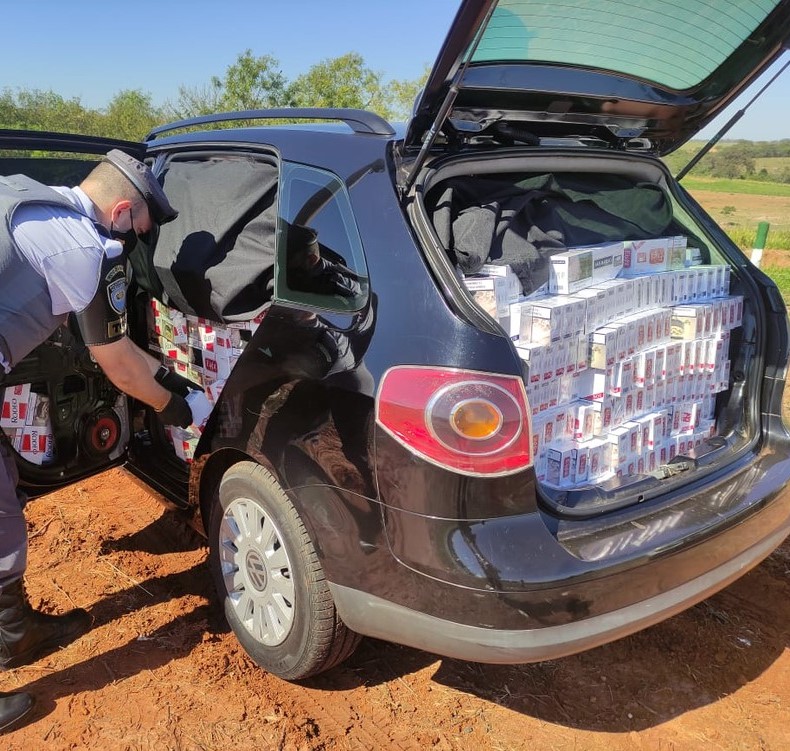 Carro furtado é apreendido com 15 mil maços de cigarros