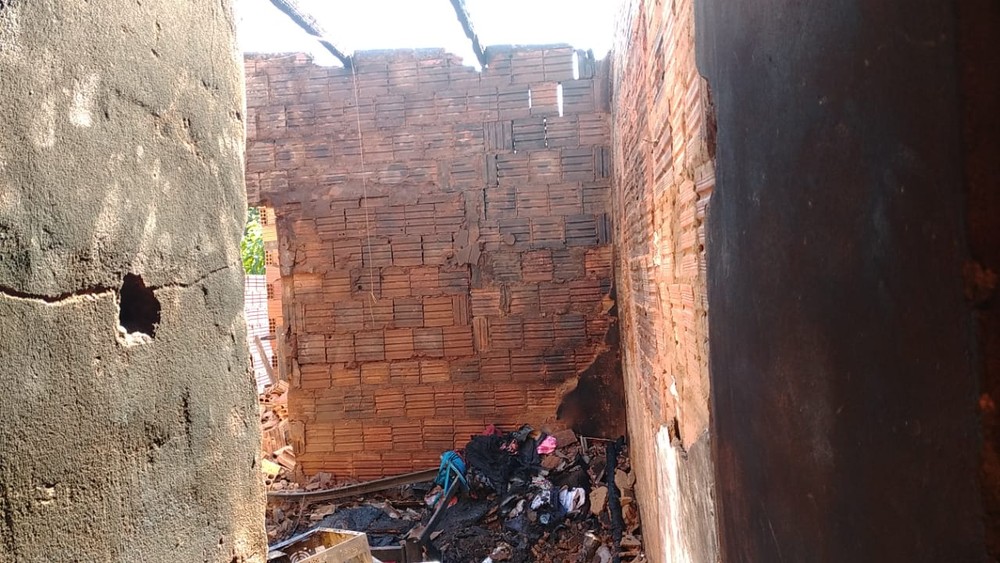 Casa é atingida por incêndio após crianças brincarem com fósforo dentro de quarto