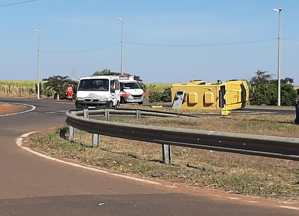 Carro-forte tomba após acidente com ambulância em rodovia