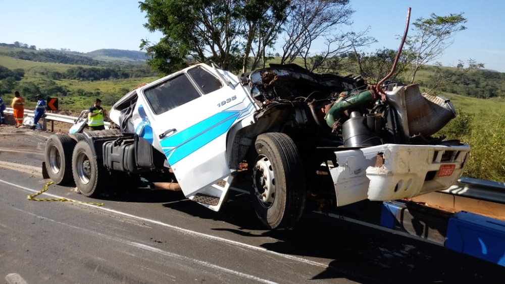 Motorista morre após carreta capotar