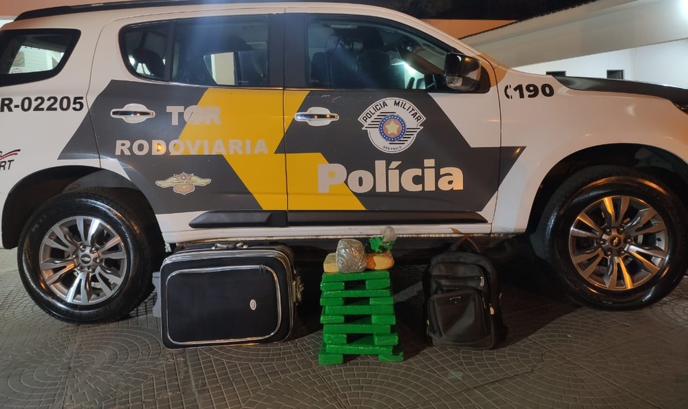 Mulher é presa com mais de 20 kg de maconha em bagagens