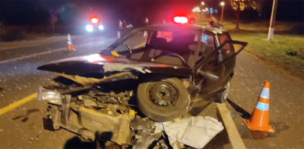 Duas pessoas ficam feridas em acidente entre veículos na SP-294