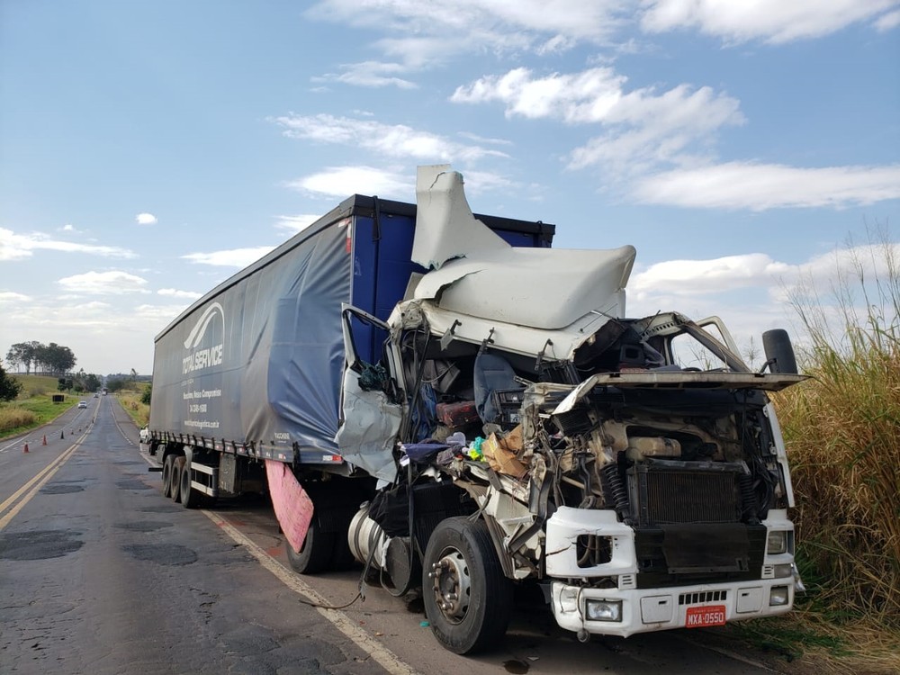 Caminhão vai parar fora da pista e tomba em barranco após colisão