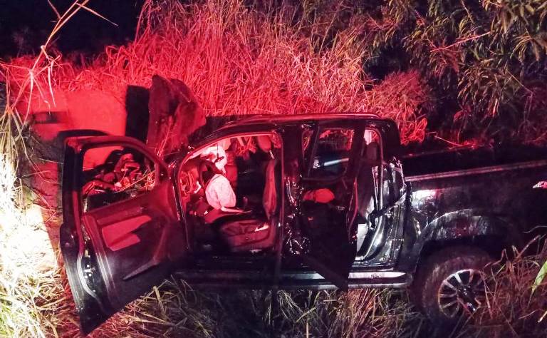 Duas pessoas morrem e uma fica gravemente ferida após caminhonete se chocar em barranco