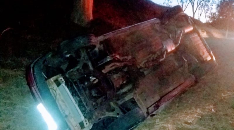 Motorista capota carro após colidir em moto e fugir do local do acidente