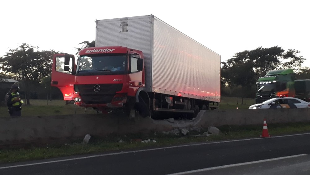 Após colidir em defensa metálica, caminhão-baú bate em barreira de concreto