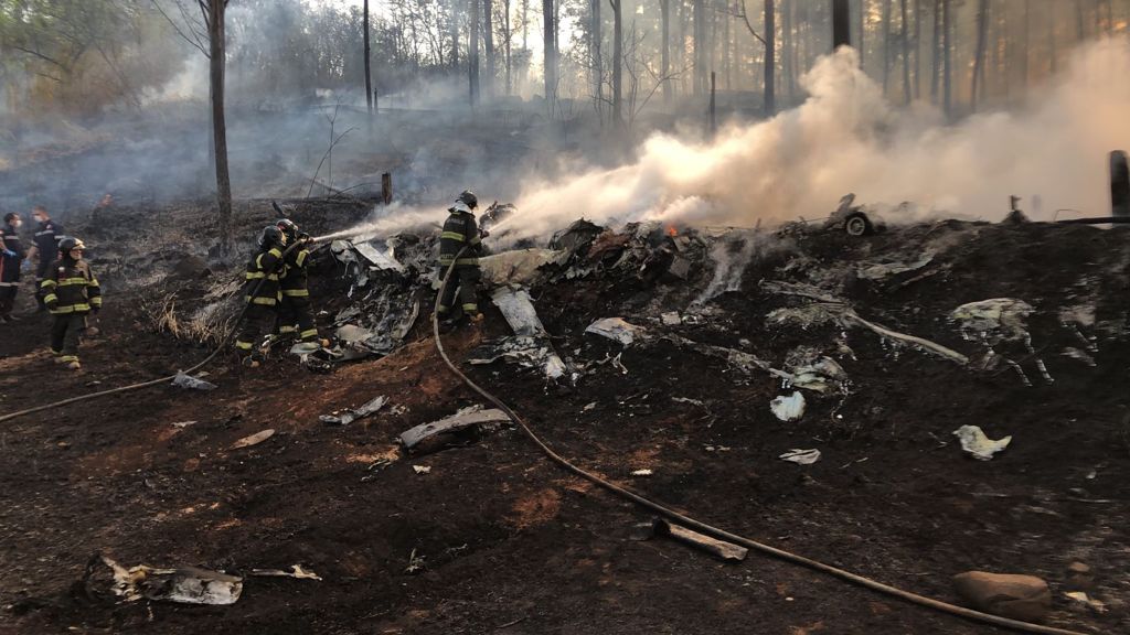 Avião cai e deixa sete mortos