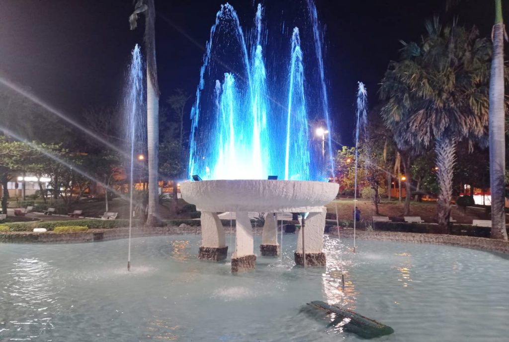 FLÓRIDA: Fonte luminosa da praça é reativada e volta ser atração, recebendo grande público