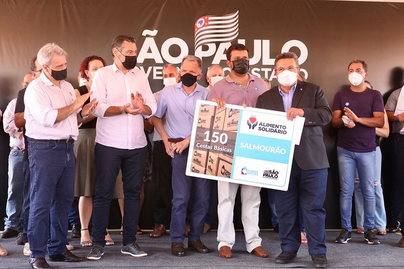 SALMOURÃO: Governador em exercício entrega 104 casas populares