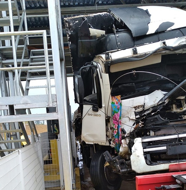 Caminhão bate em estrutura de praça de pedágio na SP-294