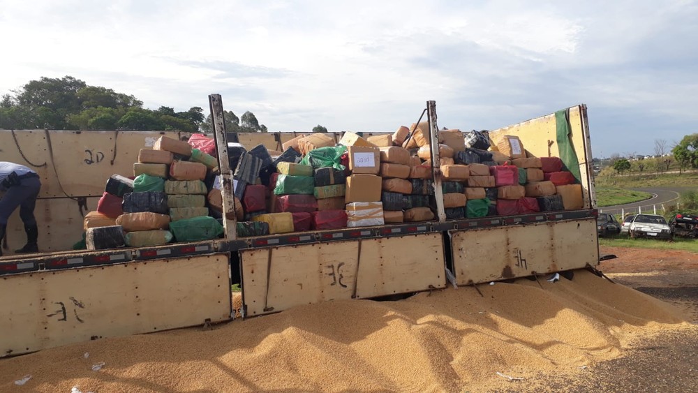 Polícia Rodoviária encontra 12 toneladas de maconha escondida em carga de soja