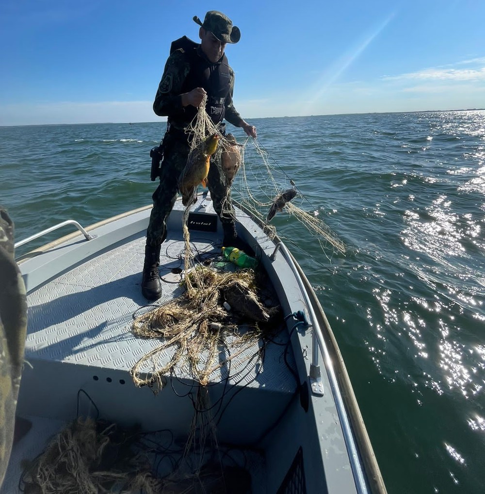 Polícia Militar Ambiental apreende 250 metros de redes de pesca sem identificação no Rio Paraná