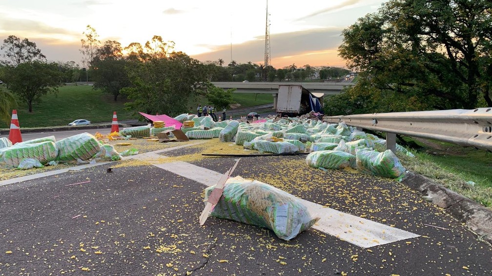 Carga de biscoito e macarrão tomba de caminhão