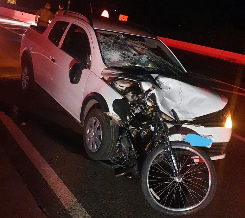 Ciclista morre após ser atingido por picape