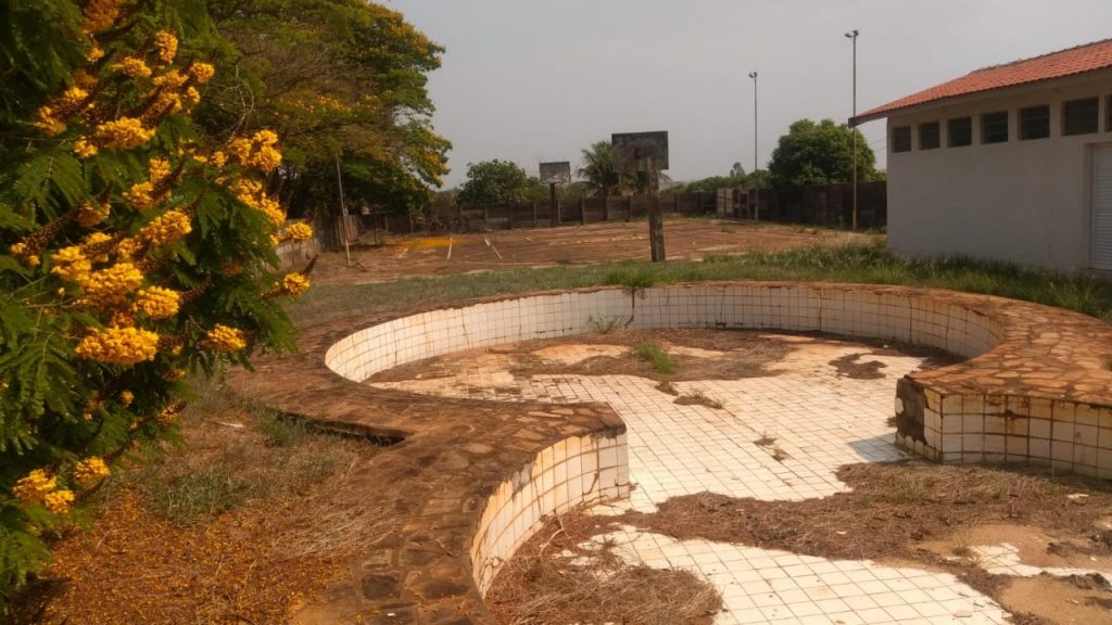 MARIÁPOLIS: Vereador cobra limpeza da piscina pública